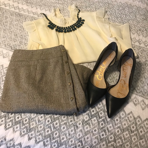 Dresses & Skirts - Skirt- Cute for work! Great buttons!